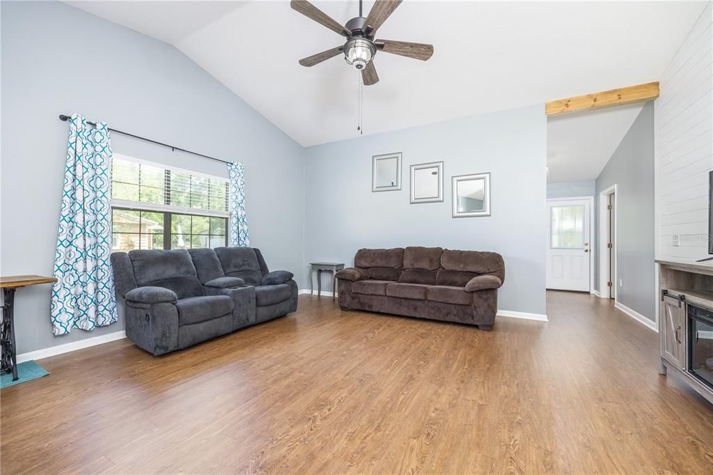 For Sale: $314,000 (3 beds, 2 baths, 1510 Square Feet)
