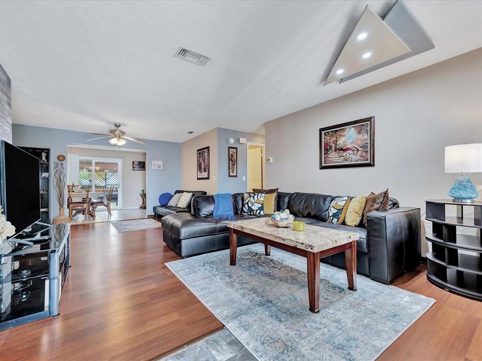 Active With Contract: $359,900 (2 beds, 1 baths, 1156 Square Feet)