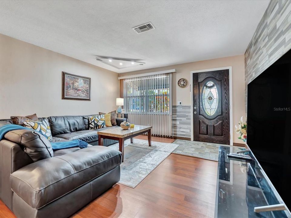 Active With Contract: $359,900 (2 beds, 1 baths, 1156 Square Feet)