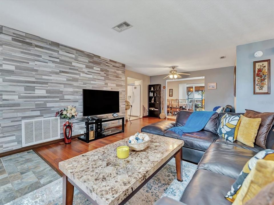 Active With Contract: $359,900 (2 beds, 1 baths, 1156 Square Feet)