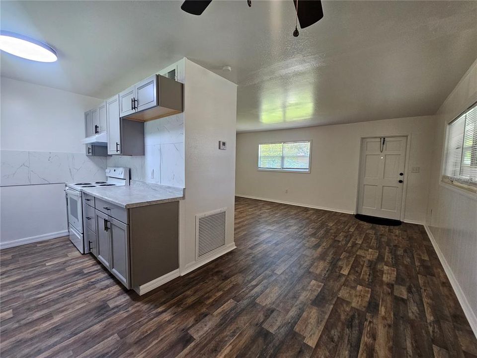 For Rent: $1,600 (2 beds, 1 baths, 912 Square Feet)