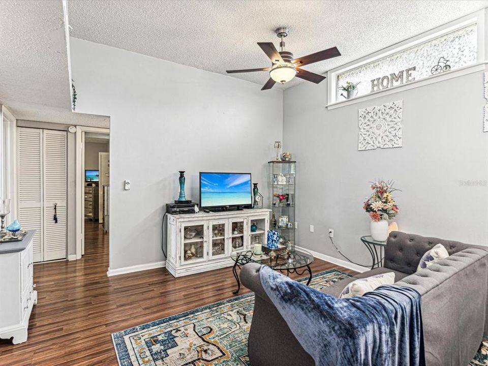 Active With Contract: $235,000 (2 beds, 1 baths, 987 Square Feet)