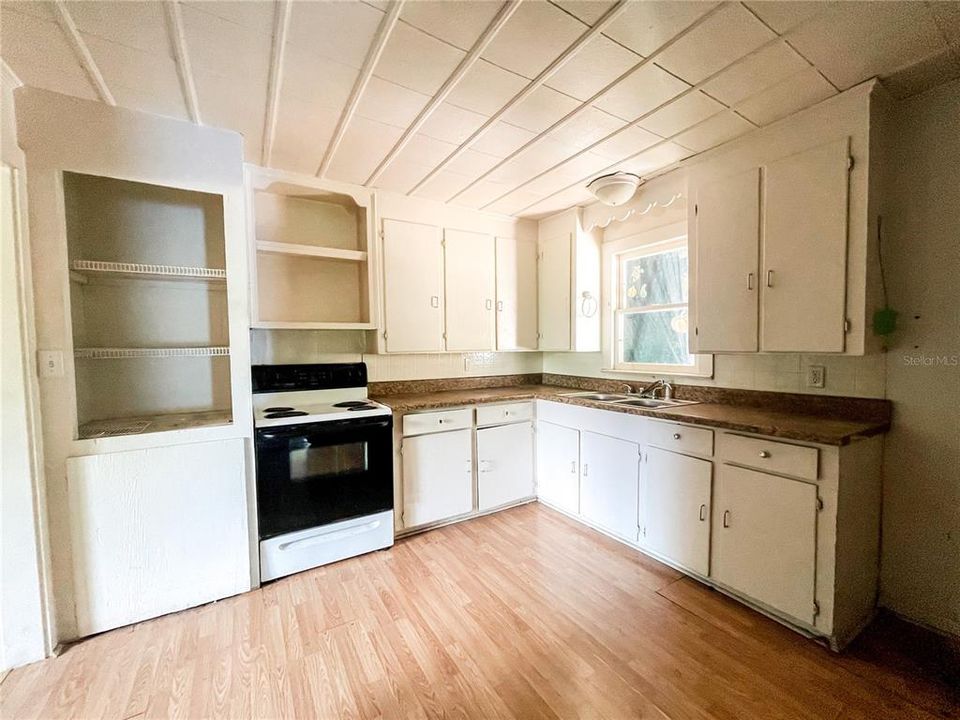 For Sale: $119,000 (3 beds, 1 baths, 1108 Square Feet)
