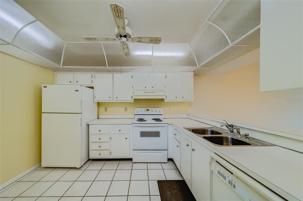 Active With Contract: $199,000 (2 beds, 2 baths, 970 Square Feet)