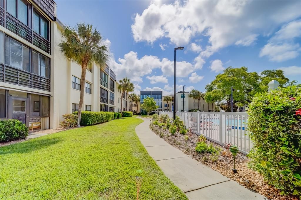 Active With Contract: $199,000 (2 beds, 2 baths, 970 Square Feet)
