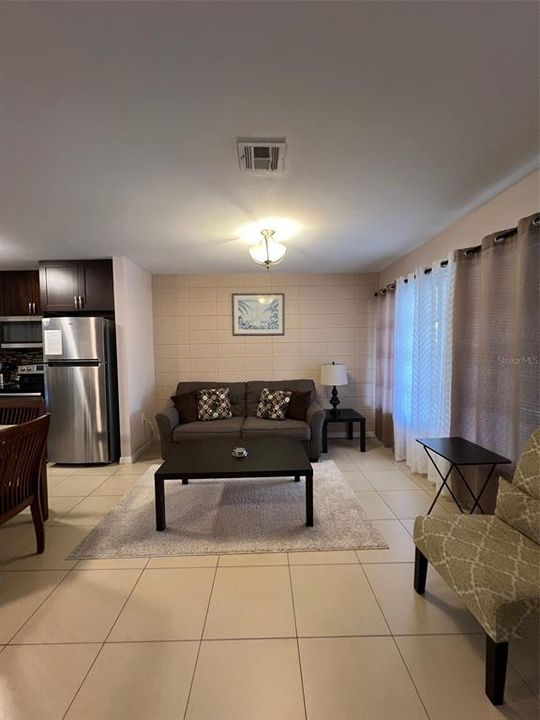 Active With Contract: $1,800 (2 beds, 1 baths, 900 Square Feet)