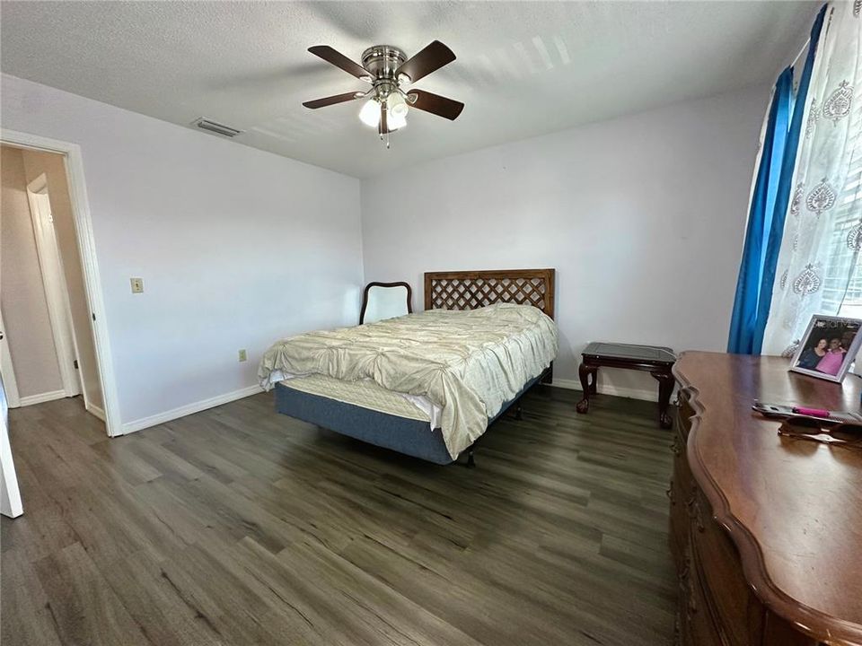For Sale: $190,000 (2 beds, 1 baths, 930 Square Feet)