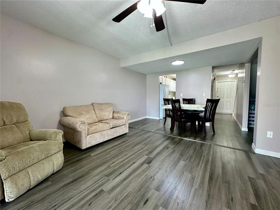 For Sale: $190,000 (2 beds, 1 baths, 930 Square Feet)