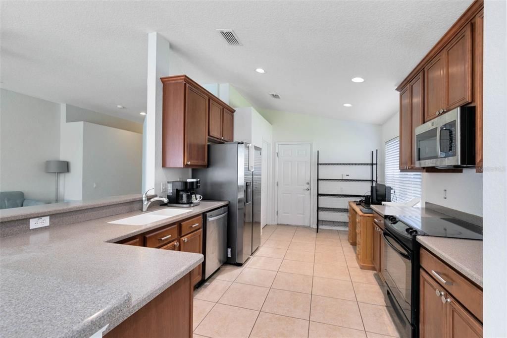 . The eat-in kitchen is a chef's dream, featuring a convenient breakfast bar, ample 42” cabinets, and a pantry for all your storage needs.