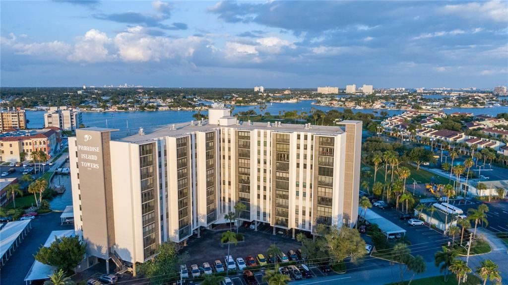 20-min drive to vibrant Downtown St. Pete!