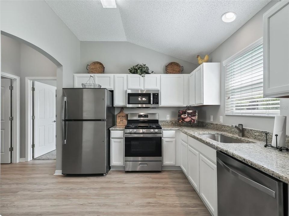 For Sale: $304,900 (2 beds, 2 baths, 1248 Square Feet)