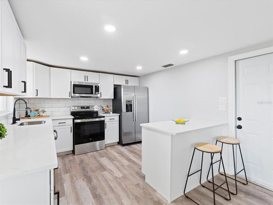 Active With Contract: $254,900 (2 beds, 2 baths, 1248 Square Feet)
