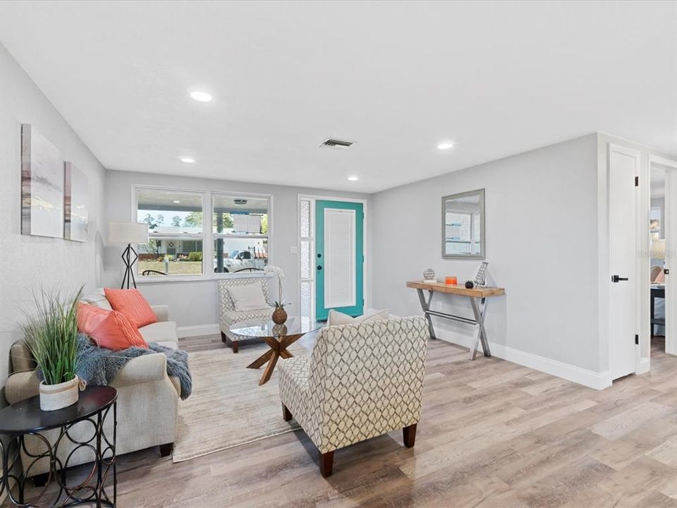 Active With Contract: $254,900 (2 beds, 2 baths, 1248 Square Feet)