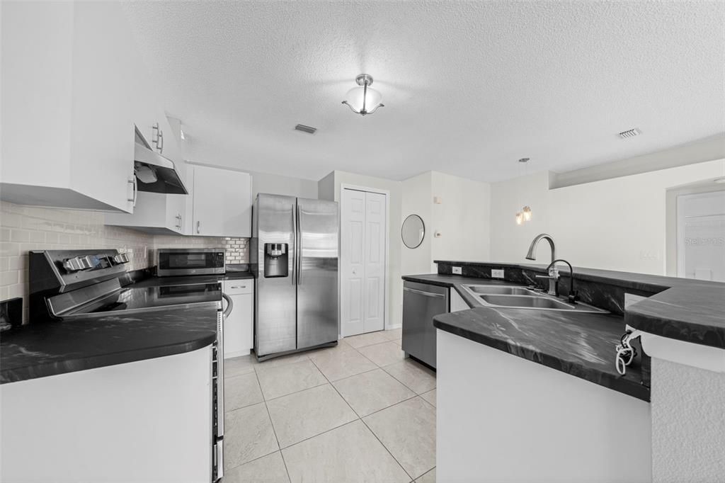For Sale: $375,000 (3 beds, 2 baths, 1713 Square Feet)