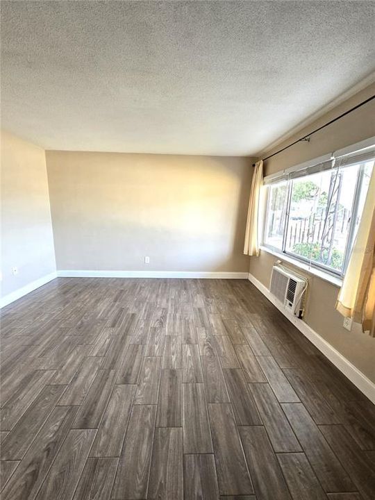 For Rent: $1,350 (1 beds, 1 baths, 585 Square Feet)