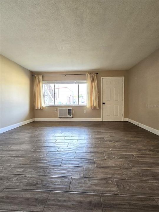 For Rent: $1,350 (1 beds, 1 baths, 585 Square Feet)