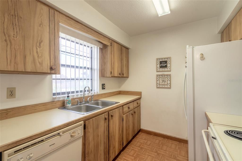 For Sale: $199,000 (2 beds, 2 baths, 1140 Square Feet)