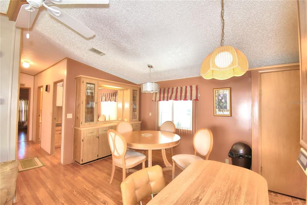 For Sale: $138,500 (2 beds, 2 baths, 1144 Square Feet)