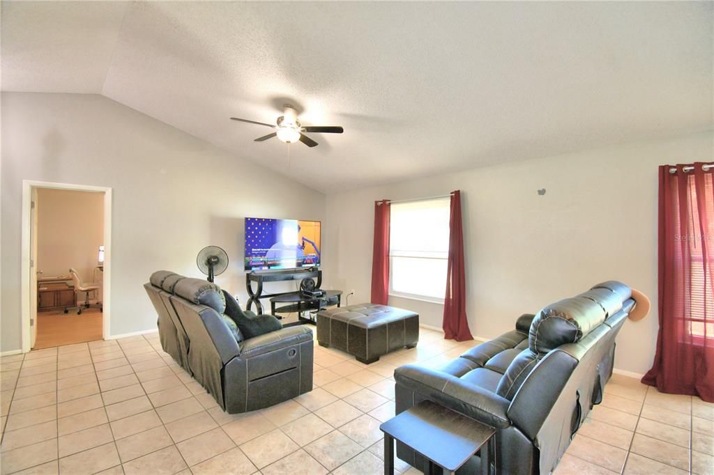 For Sale: $249,999 (2 beds, 2 baths, 1100 Square Feet)