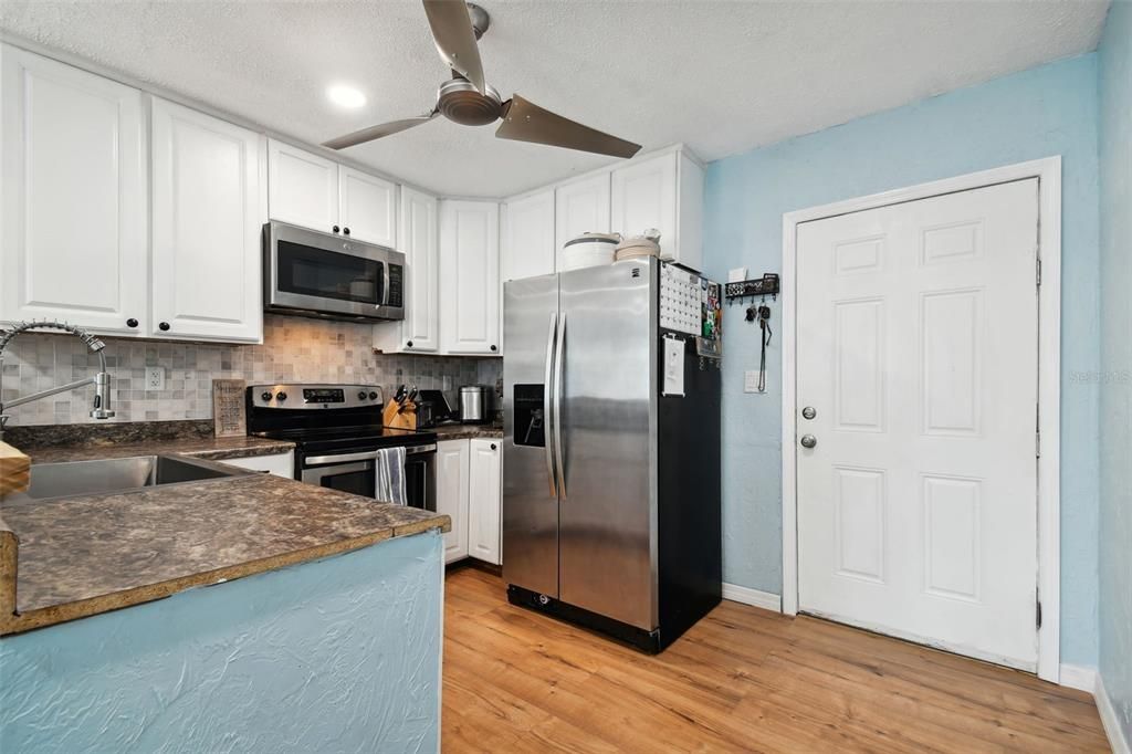 Active With Contract: $280,000 (2 beds, 1 baths, 720 Square Feet)