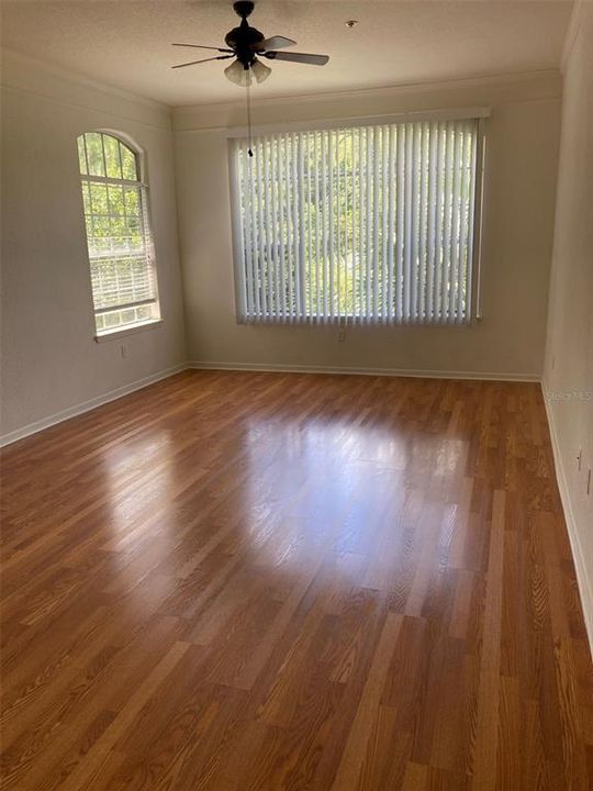 For Rent: $1,300 (1 beds, 1 baths, 892 Square Feet)