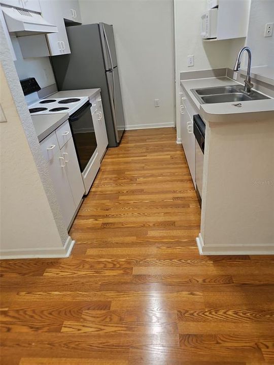 For Rent: $1,300 (1 beds, 1 baths, 892 Square Feet)