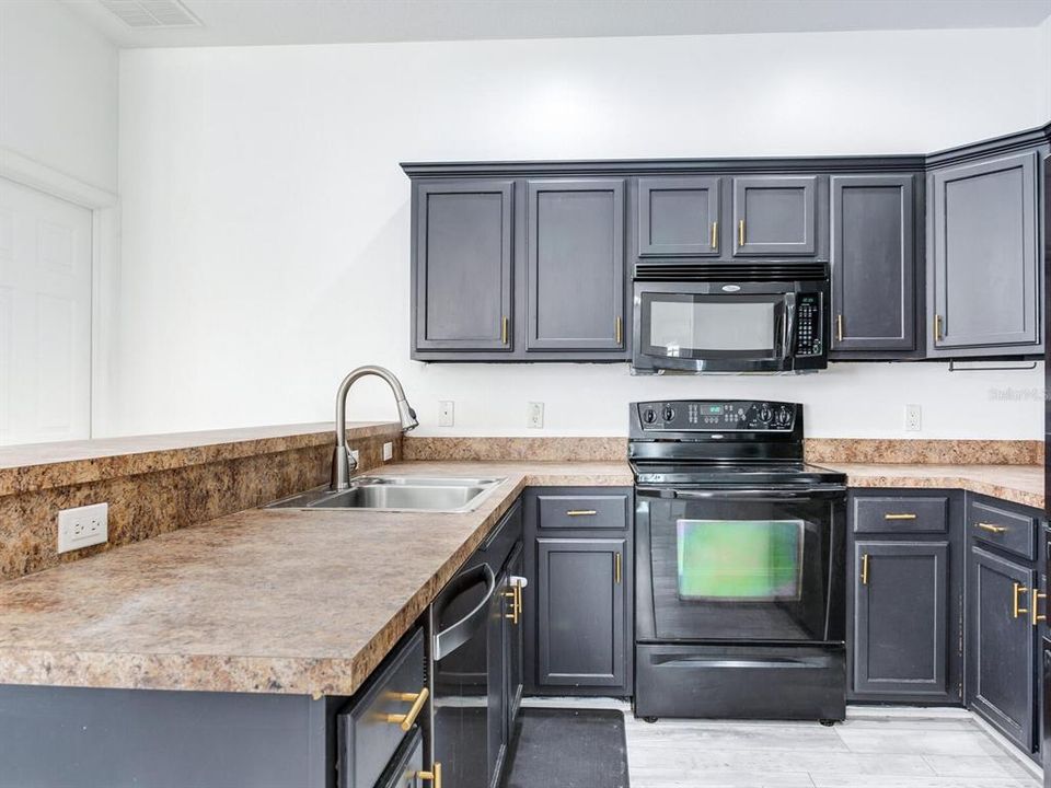 For Sale: $319,999 (3 beds, 2 baths, 1354 Square Feet)