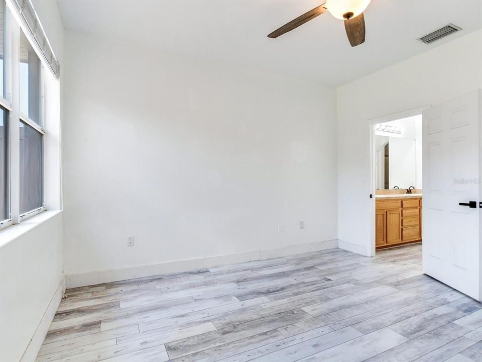 For Sale: $319,999 (3 beds, 2 baths, 1354 Square Feet)