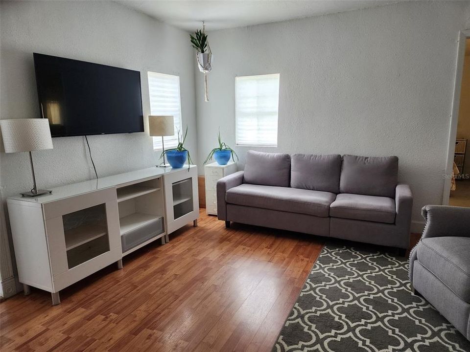 Active With Contract: $189,900 (2 beds, 1 baths, 994 Square Feet)
