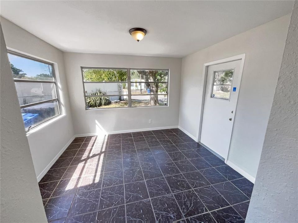 For Sale: $260,000 (3 beds, 1 baths, 975 Square Feet)