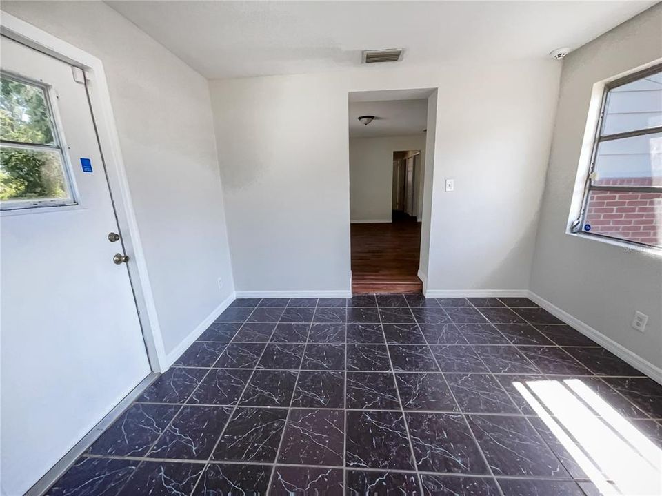 For Sale: $260,000 (3 beds, 1 baths, 975 Square Feet)