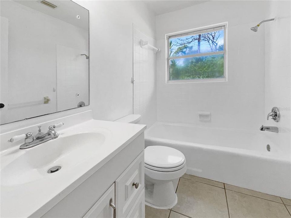 For Sale: $230,000 (2 beds, 2 baths, 863 Square Feet)