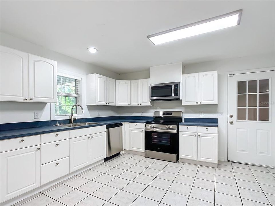 For Sale: $349,999 (3 beds, 2 baths, 1584 Square Feet)