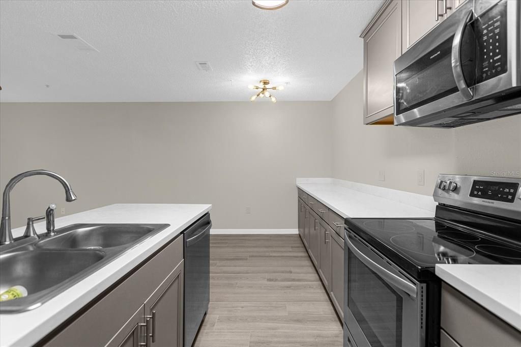 Active With Contract: $145,000 (1 beds, 1 baths, 747 Square Feet)