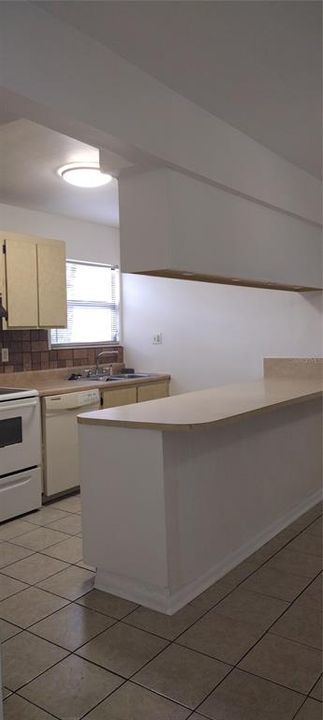 For Rent: $1,000 (2 beds, 1 baths, 876 Square Feet)