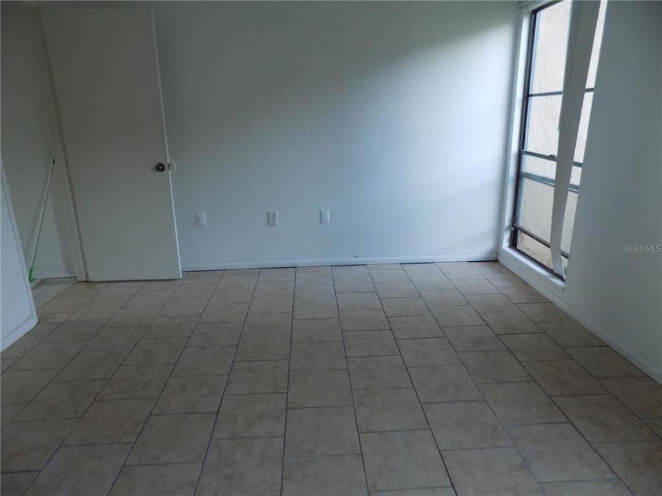 For Rent: $1,000 (2 beds, 1 baths, 876 Square Feet)
