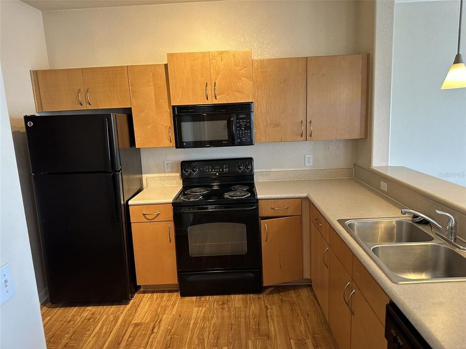For Sale: $165,000 (1 beds, 1 baths, 849 Square Feet)