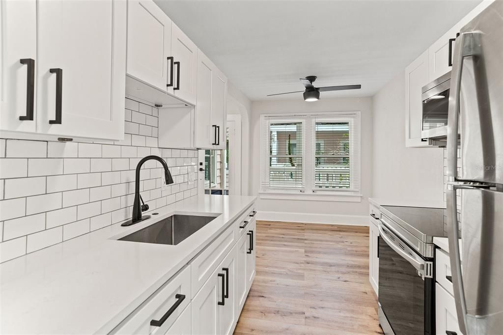 Active With Contract: $1,800 (2 beds, 1 baths, 650 Square Feet)