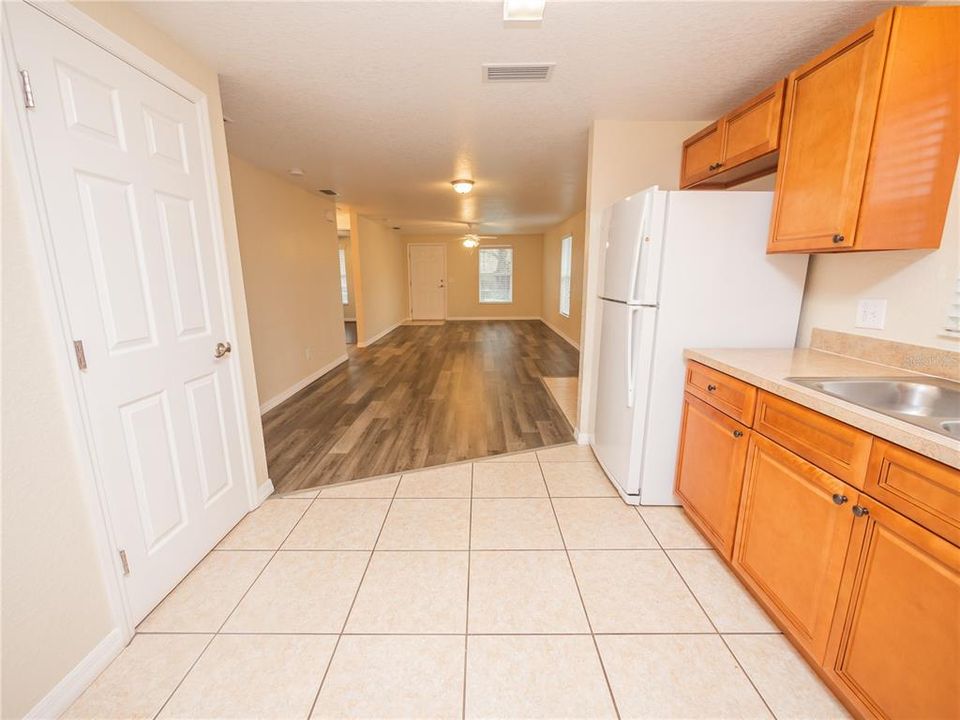 Active With Contract: $195,900 (2 beds, 2 baths, 1050 Square Feet)