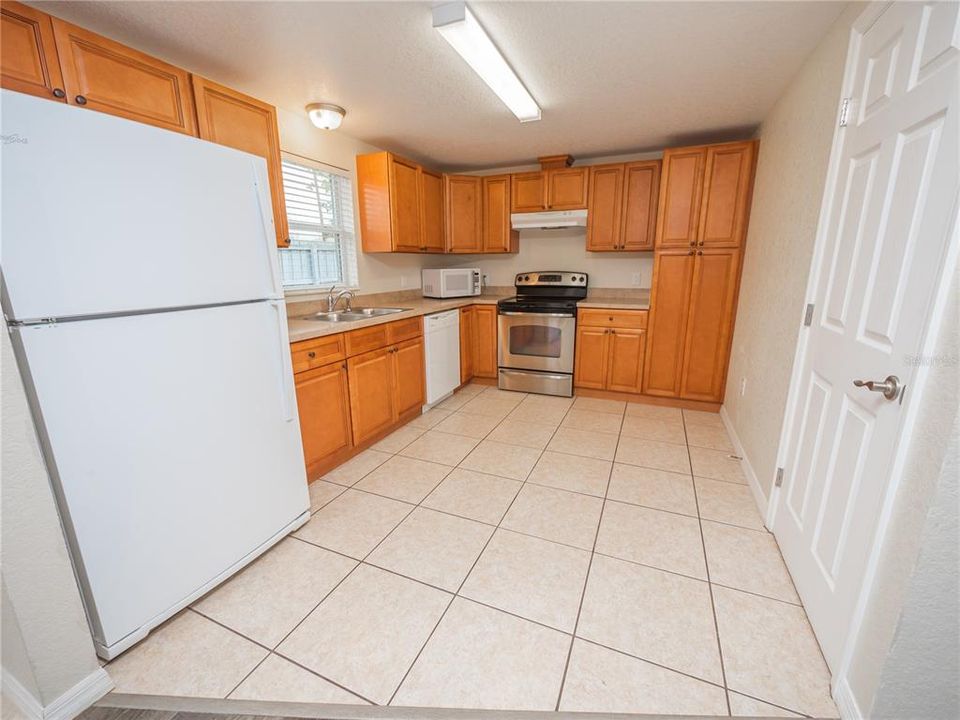 Active With Contract: $195,900 (2 beds, 2 baths, 1050 Square Feet)