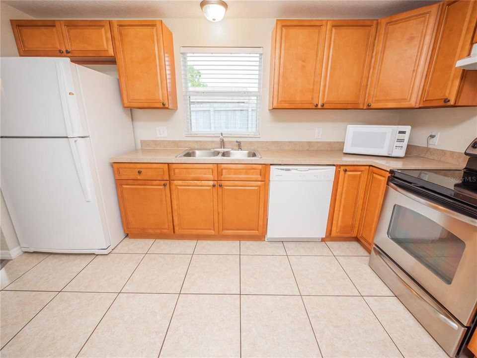 Active With Contract: $195,900 (2 beds, 2 baths, 1050 Square Feet)