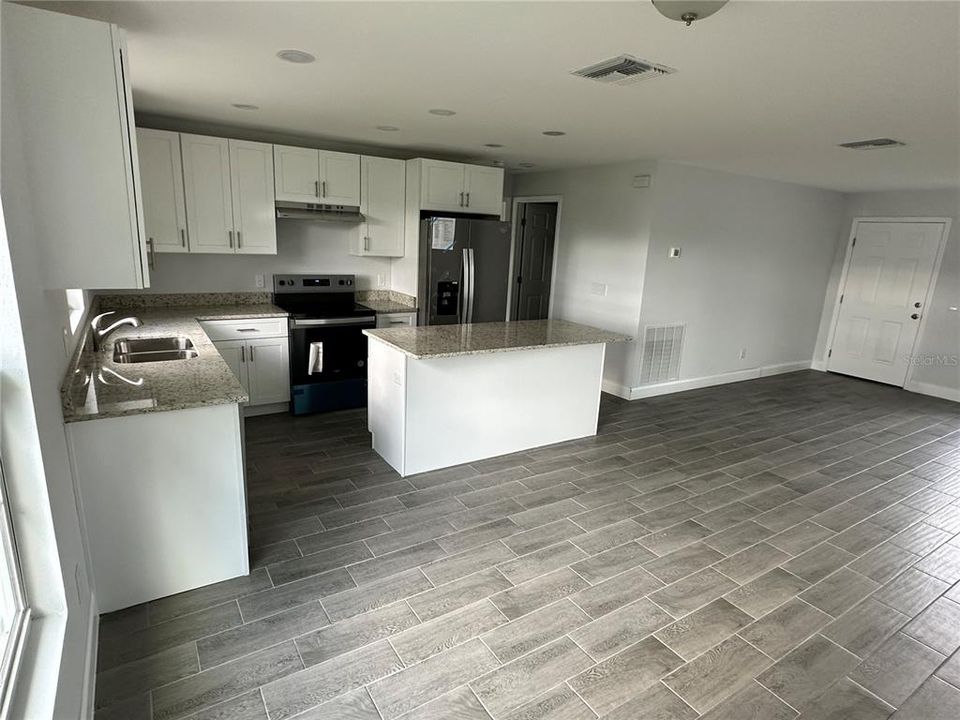 For Sale: $268,900 (3 beds, 2 baths, 1371 Square Feet)