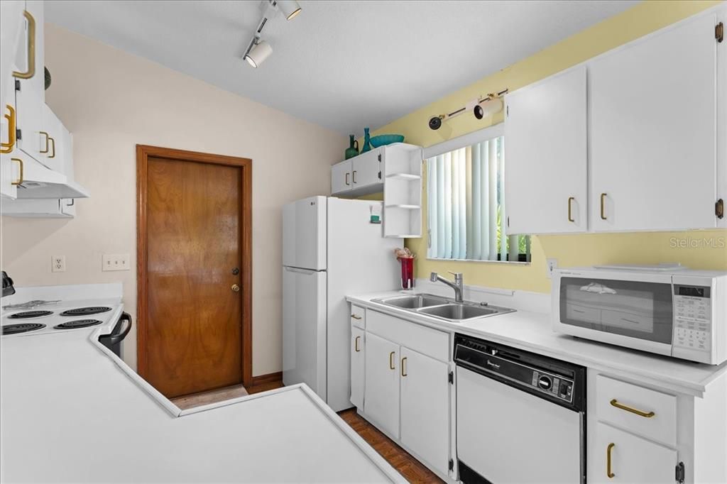 For Sale: $325,000 (2 beds, 2 baths, 1155 Square Feet)