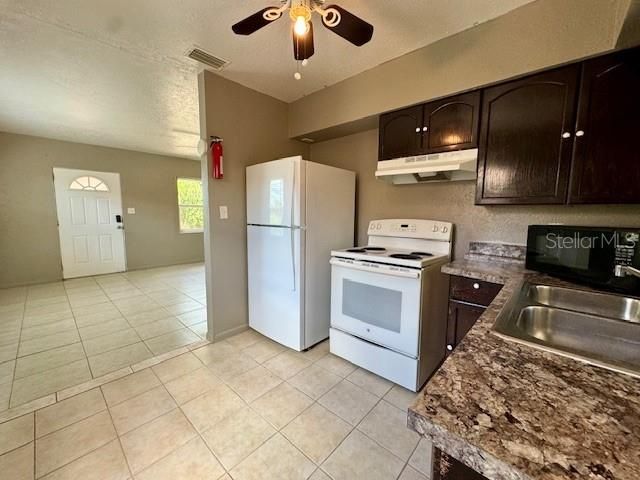 For Rent: $1,300 (2 beds, 1 baths, 840 Square Feet)