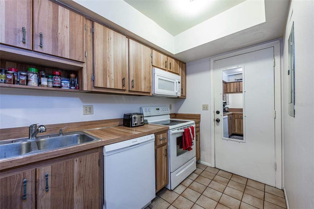 For Sale: $185,000 (2 beds, 1 baths, 853 Square Feet)