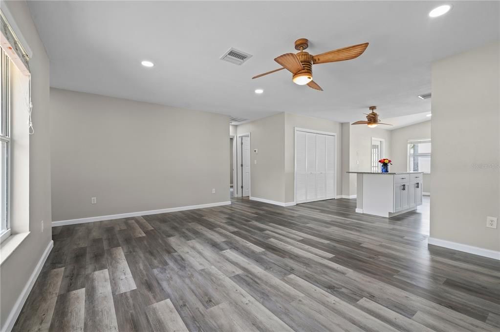 For Sale: $329,900 (2 beds, 2 baths, 1269 Square Feet)