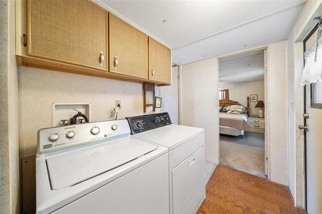 For Sale: $99,000 (2 beds, 1 baths, 924 Square Feet)