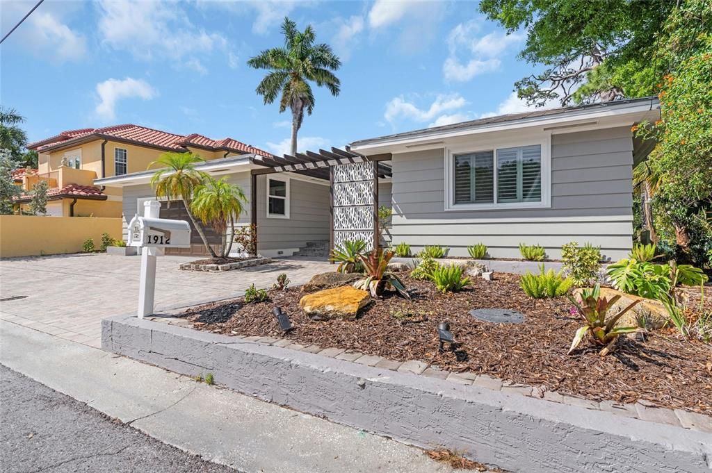 For Sale: $1,975,000 (3 beds, 2 baths, 1941 Square Feet)