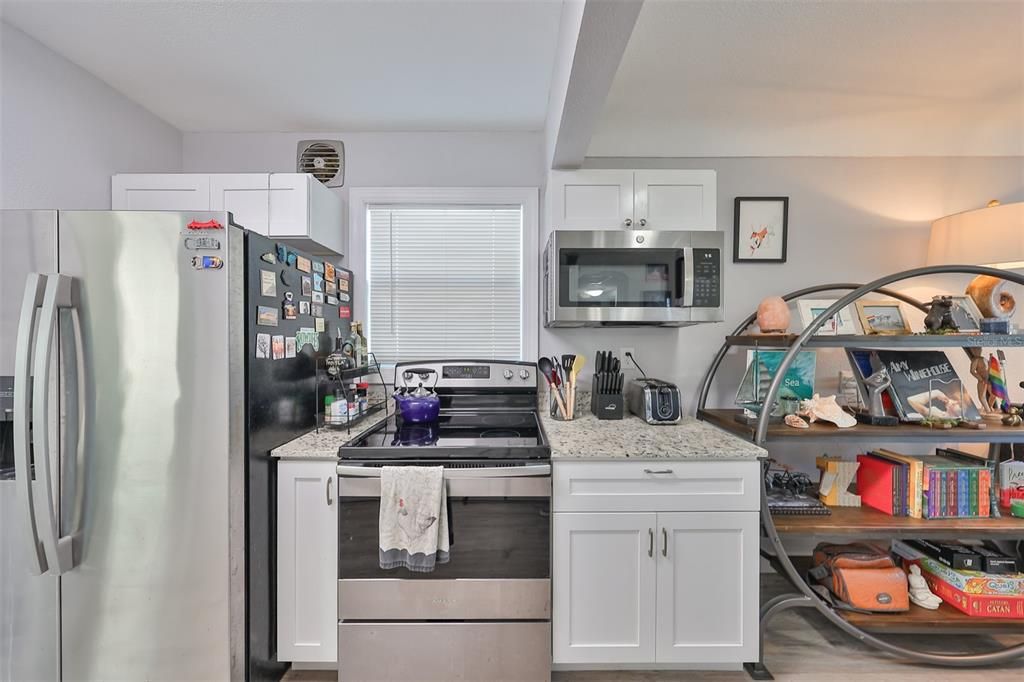 Active With Contract: $359,000 (2 beds, 1 baths, 897 Square Feet)
