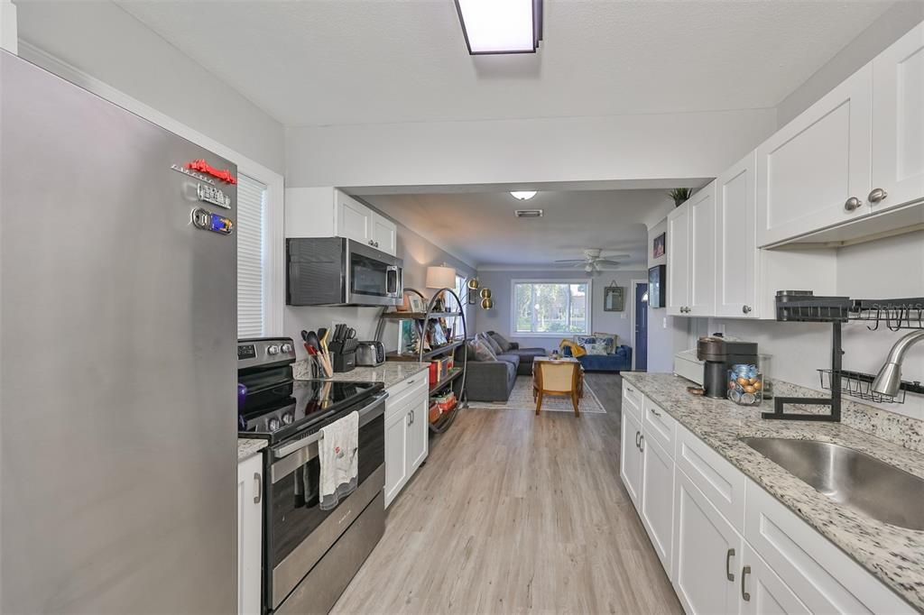 For Sale: $359,000 (2 beds, 1 baths, 897 Square Feet)